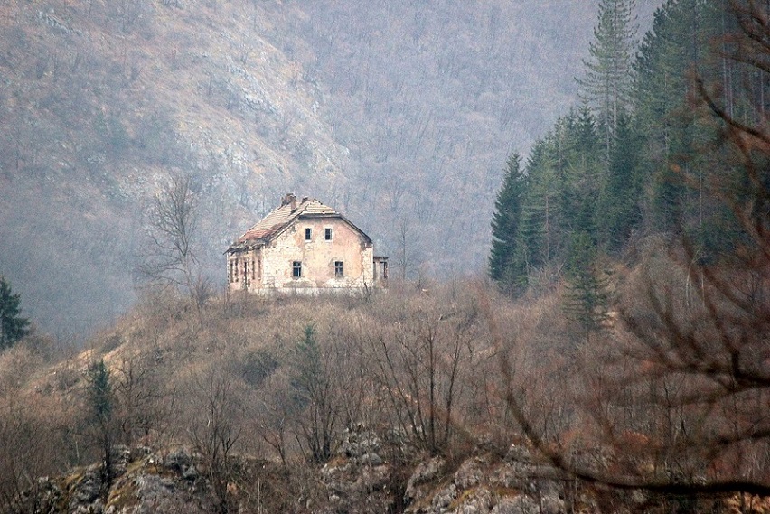 1280px-Dovlici_Train_Station_6.jpg