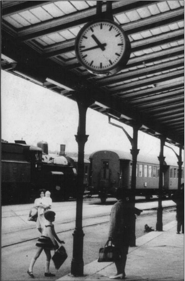 Zeljeznicka stanica sredinom sezdesetih i stara parnjaca Pula.jpg