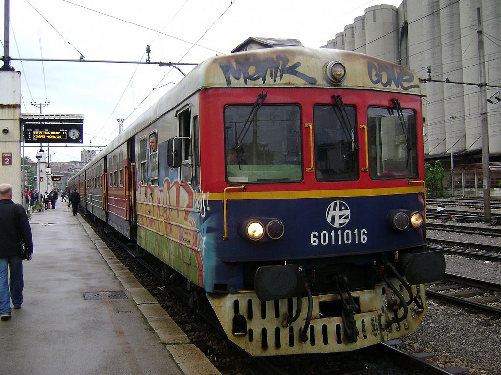 1024px-HŽ_6011_series_EMU_(01) Rijeka.jpg