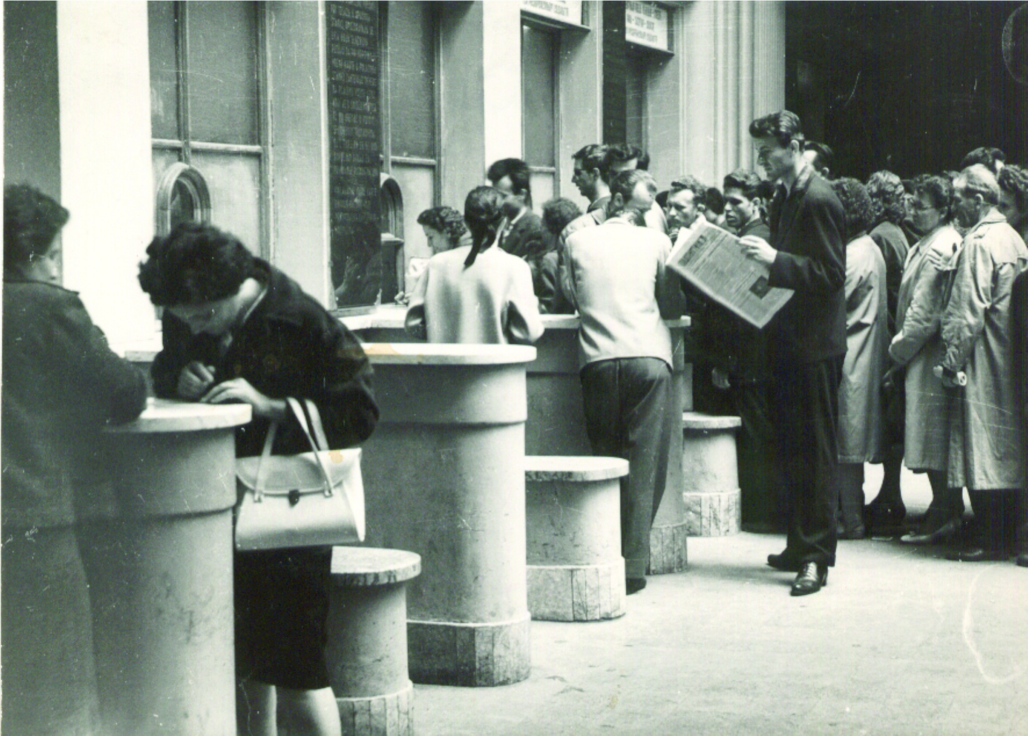 Na blagajni bileta stanice Beograd, 1962. g..jpg