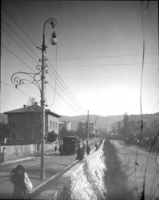 Tramvaj na obali Miljacke u Sarajevu, početak 20.veka.jpg