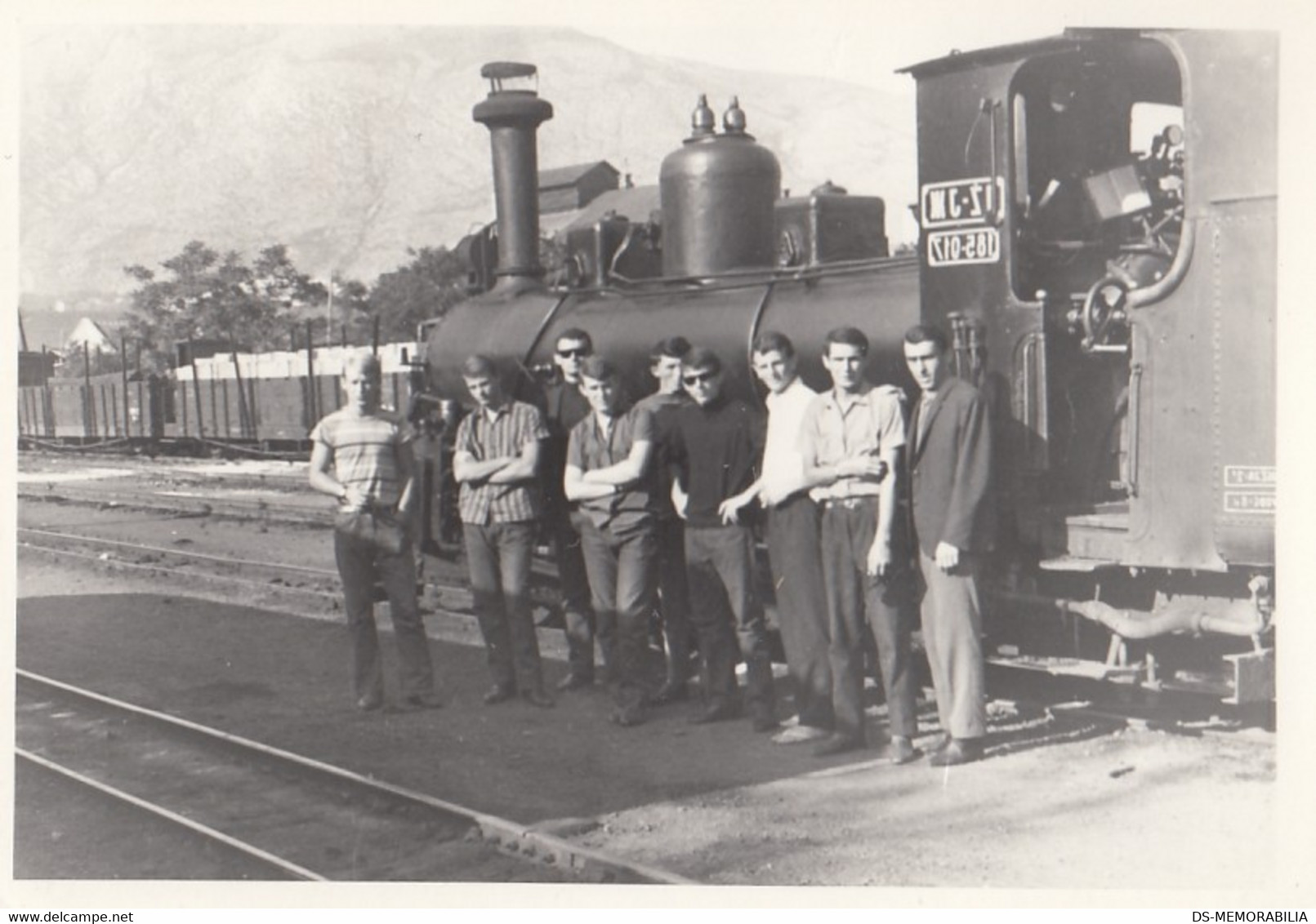 053_001 Locomotive Train Engine JZ 185-017 Railway Personel Yugoslavia.jpg