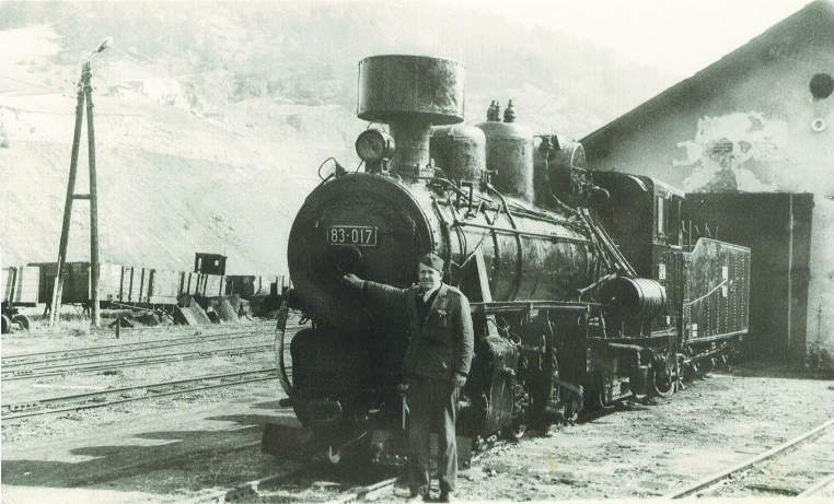 Parna lokomotiva 83-017 u ložionici Višegrad, 1974. g.jpg