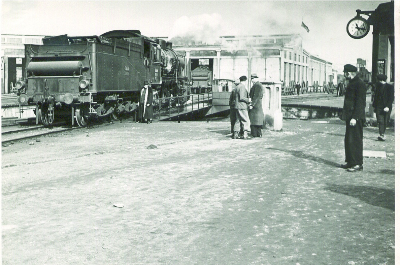 Lokomotiva serije 26-073 na okretnici ložionice Beograd, pre drugog svetskog rata.jpg