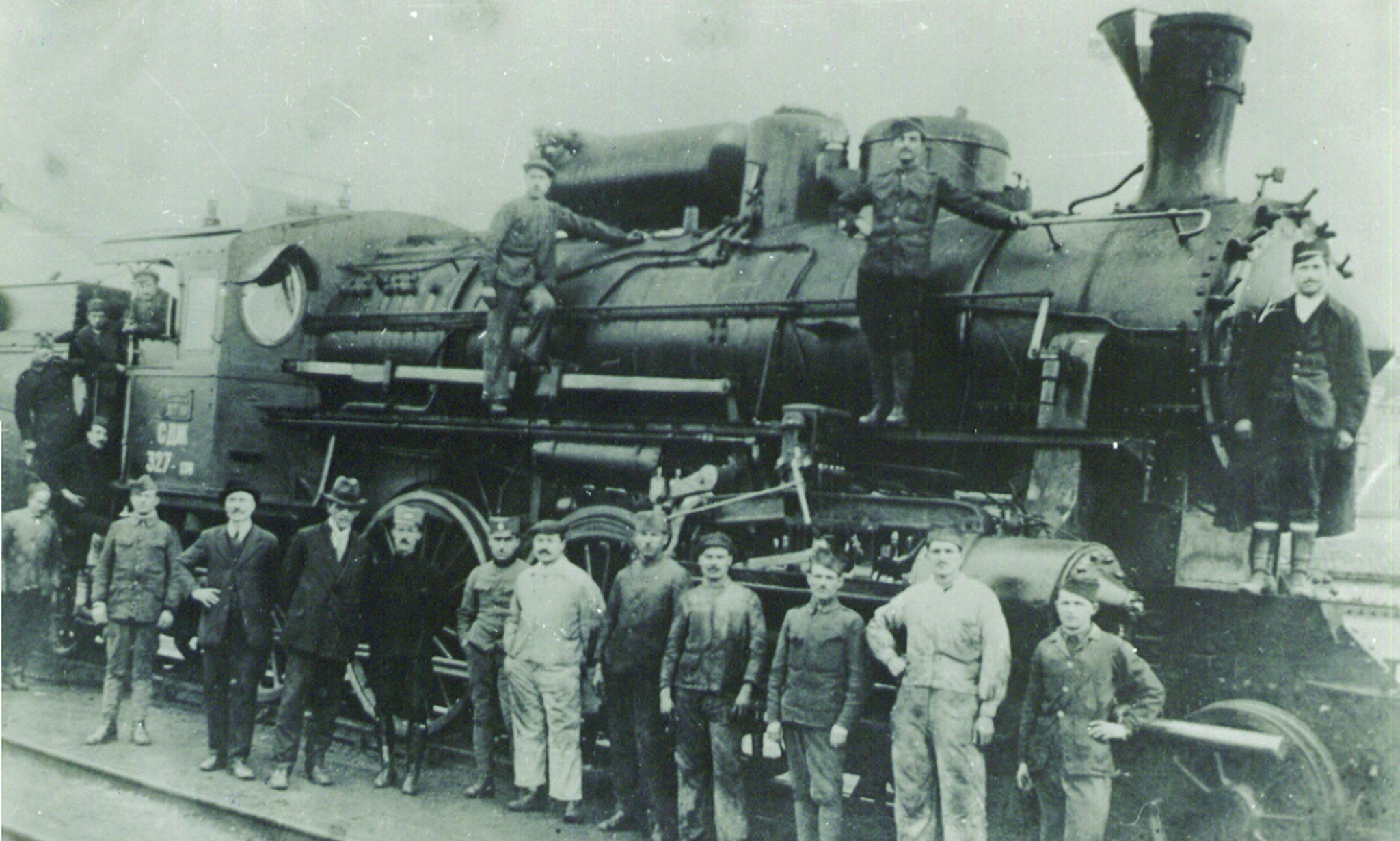 Prva lokomotiva popravljena u Železničkoj radionici Niš 1919. godine, serije MAV-SDŽ 327 JDŽ 02.jpg