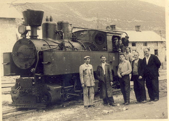 Železničaqri Drvara pored lokomotive br. 11, 194-49.jpg