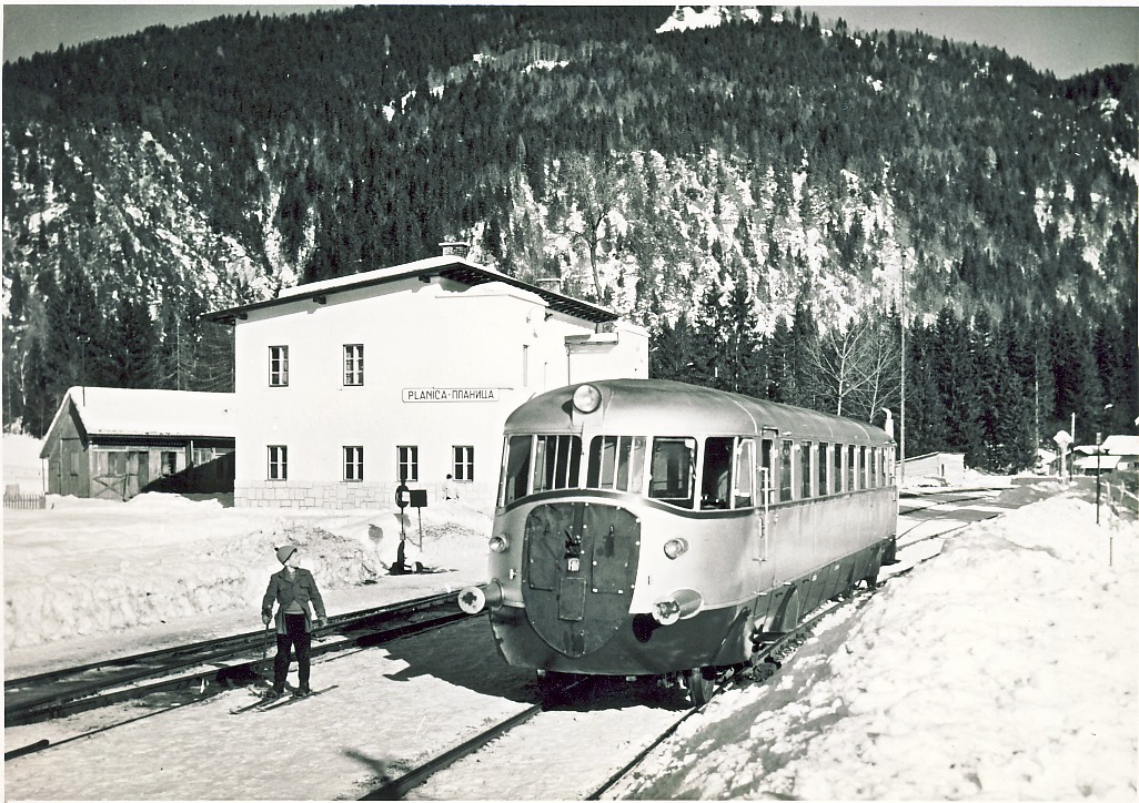 Motorni voz serije 813 na stanici Planica..jpg