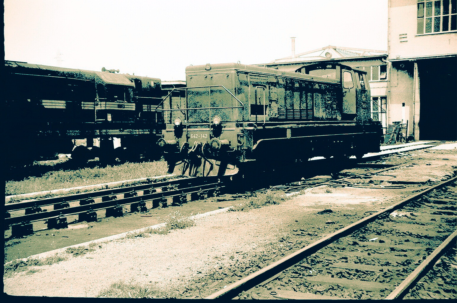 Lokomotiva 642-142 ispred kninskog depoa, 1978.g.jpg