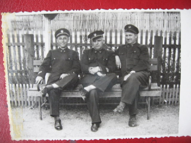 U sredini sef stanice Bijeljina Colic Djuradj.porodicna kolekcija