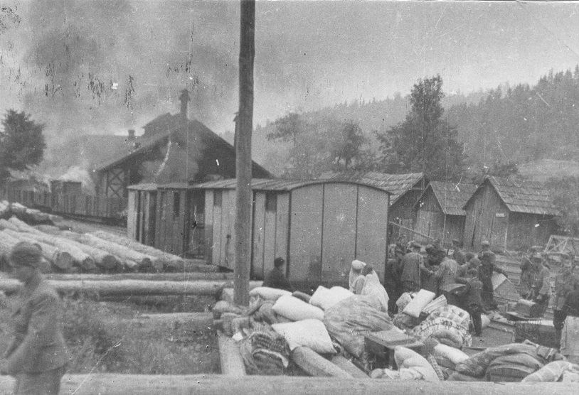 9527 Olovo 1943 zapaljena stanica.jpg