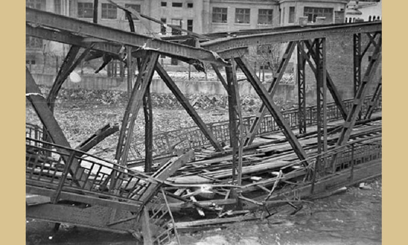 1434 Železnički most posle povlačenja okupatora 1944. god.jpg