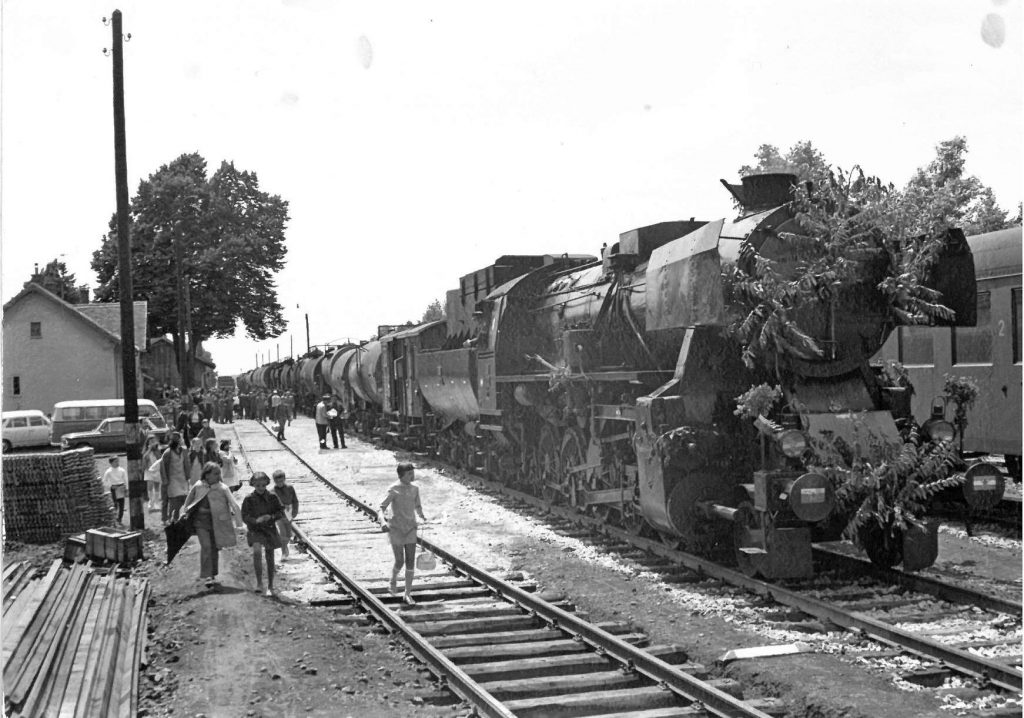 svečani-vlak-ob-prenovi-proge-leta-1971-1024x718.jpg