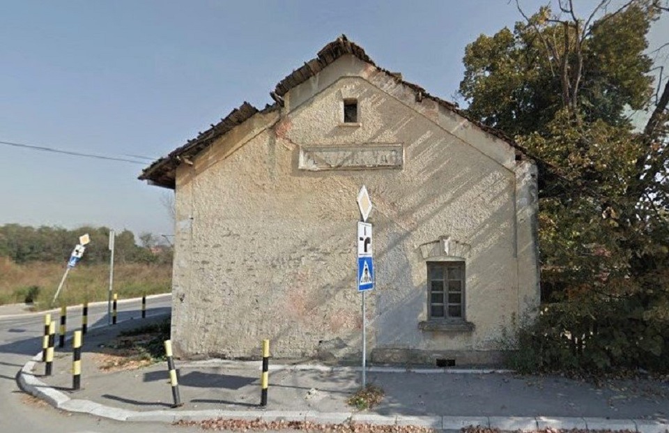 Zgrada stare zeleznicke stanice Lazarevac  na uskom koloseku.jpg