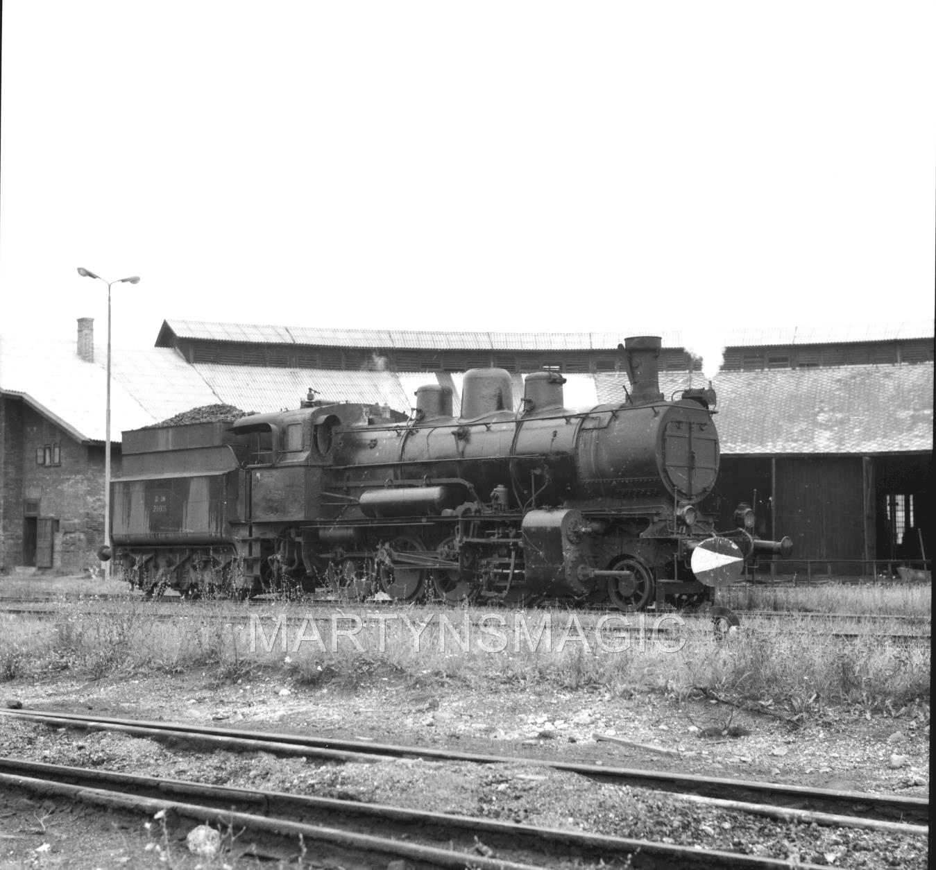 s-l1600 25-005 LE in shed yard c1960.jpg