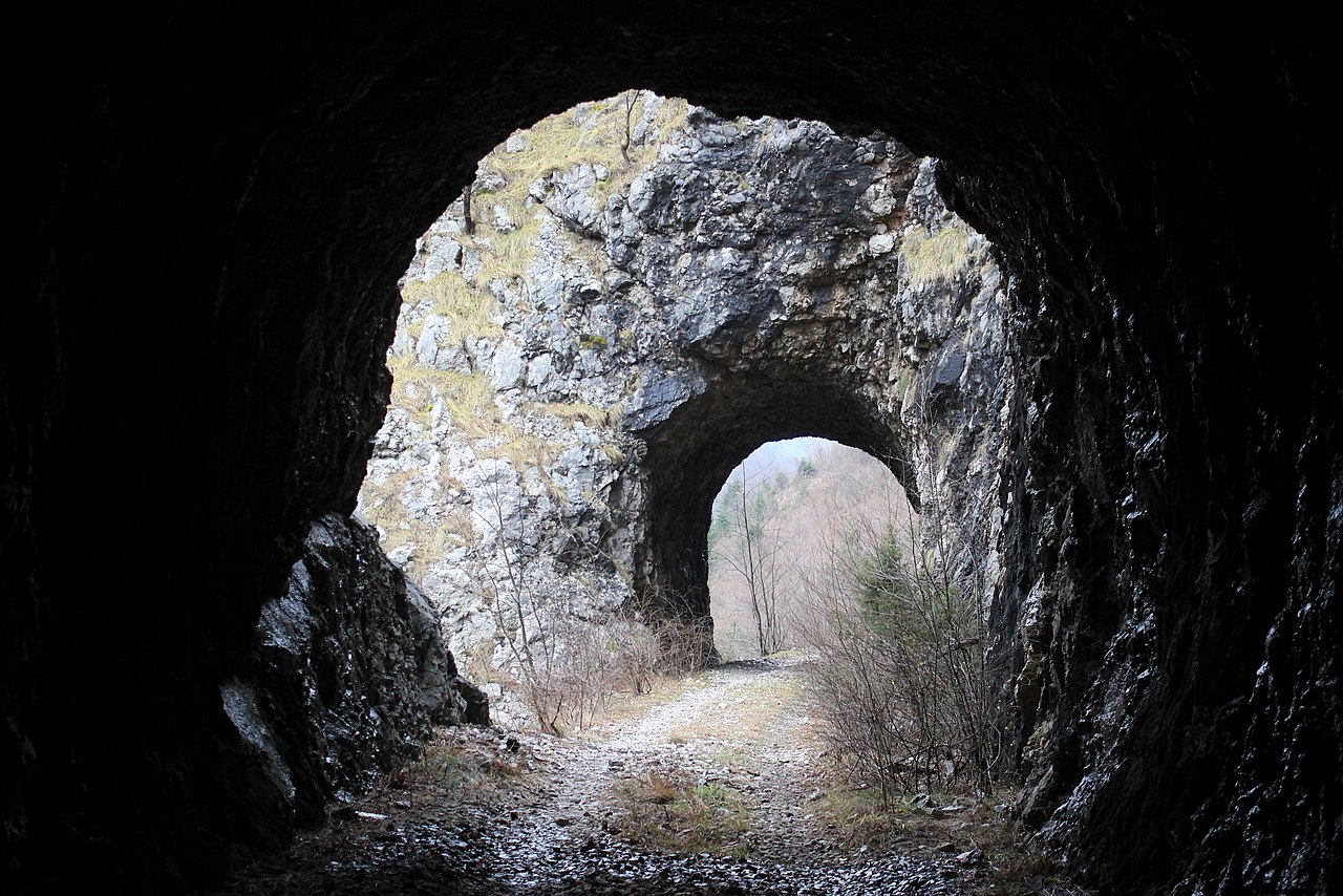 1280px-Bosnian_Eastern_railway_–_Tunnel_no_6 i 7 Pale.jpg
