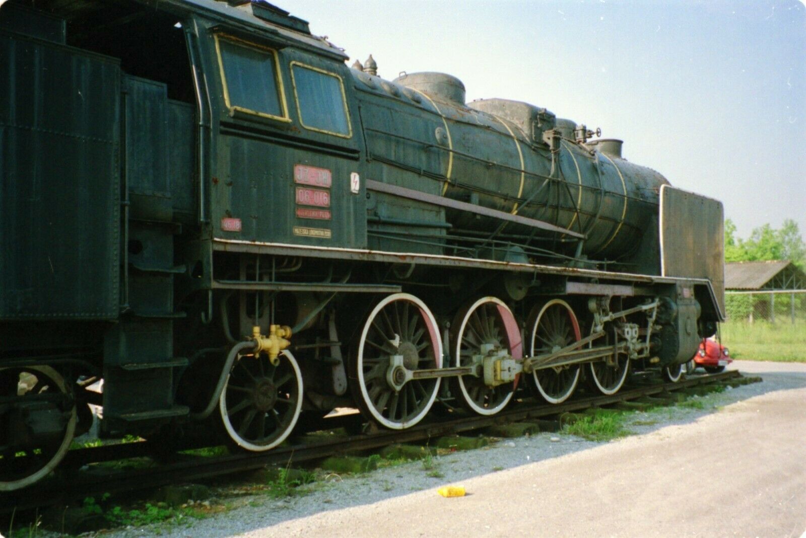 s-l1600 LOCO SLOVENIAN JZ 06-016 IN SIDINGS FRONT VIEW.jpg