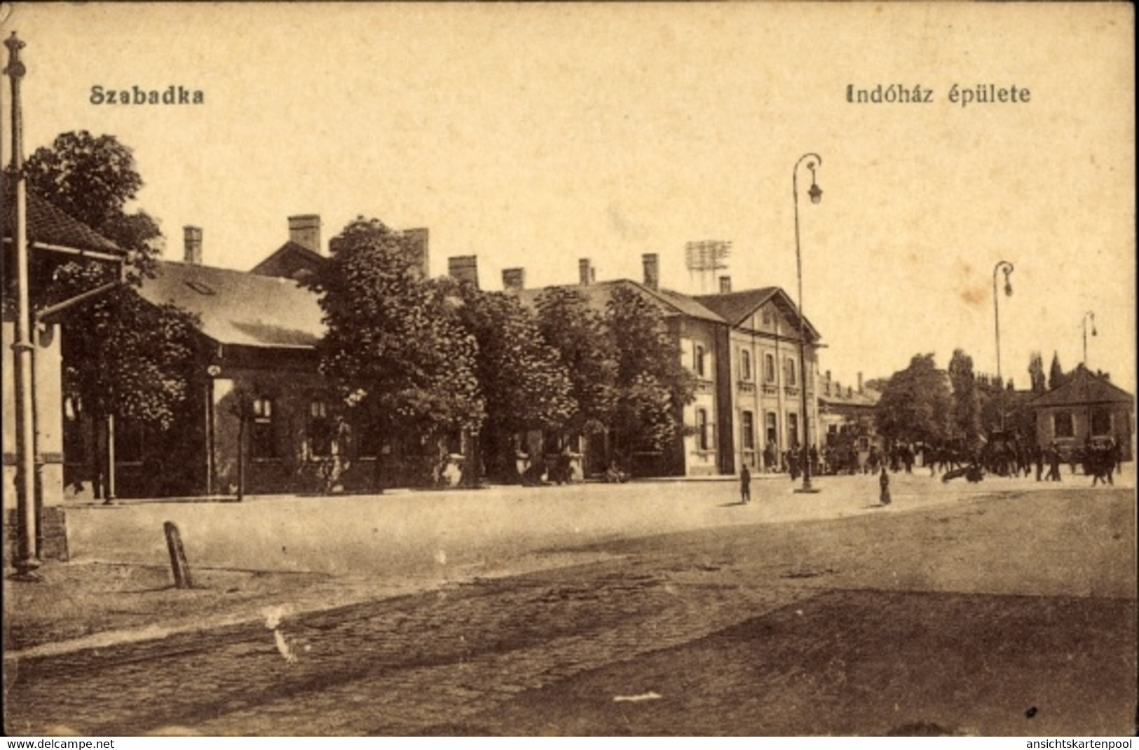 112_001 Szabadka Subotica Serbien, Indohaz epülete, Straßenpartie am Bahnhof.jpg