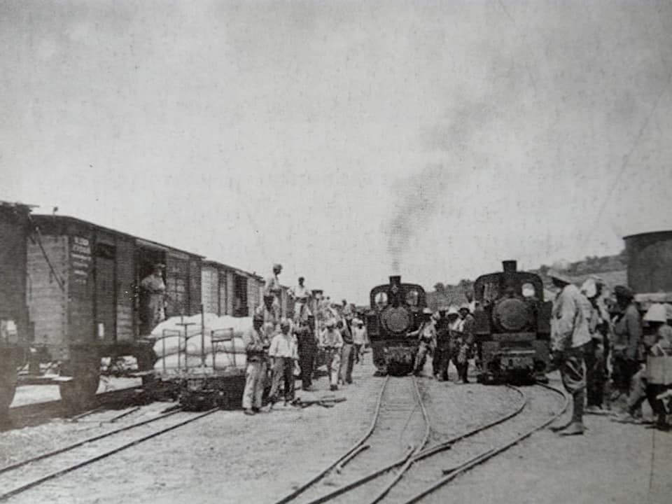 Превоз материјала из комерцијалног воза за Дековил воз за превоз до фронта. Дорани подручје Солун,& водовод. 1916.jpg