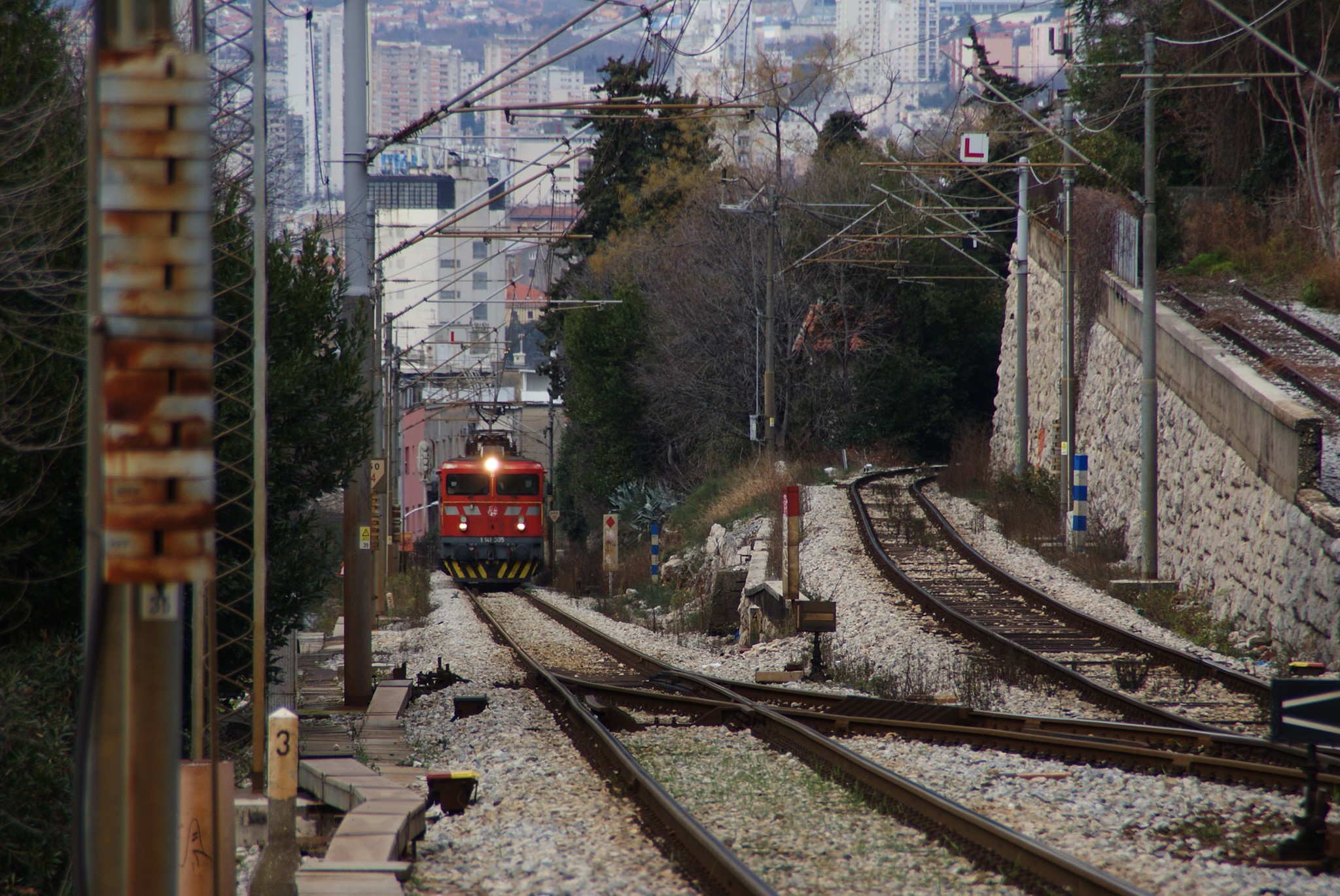 1 141 305 sa PT 4603 iz Rijeke za Ogulin u stanici Sušak-Pećine..jpg