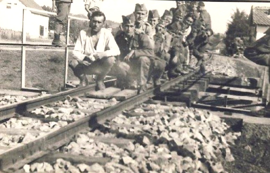 Ljotićevci na pruzi u Valjevu u toku II svetskog rata..jpg