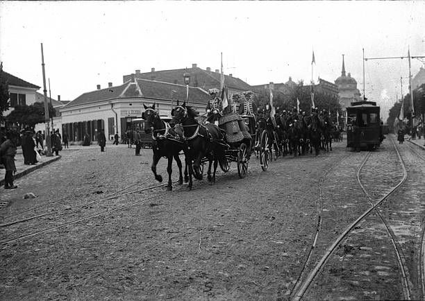 Кочија српске краљевске породице пролази градском улицом, око 1910. године, Београд.jpg