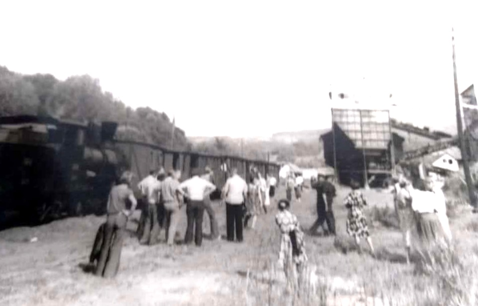 Isparaćaj poslednjeg voza u stanici Bos.Mezgaja 1979. godine na relaciji Bos.Mezgaja-Bijeljina.jpg