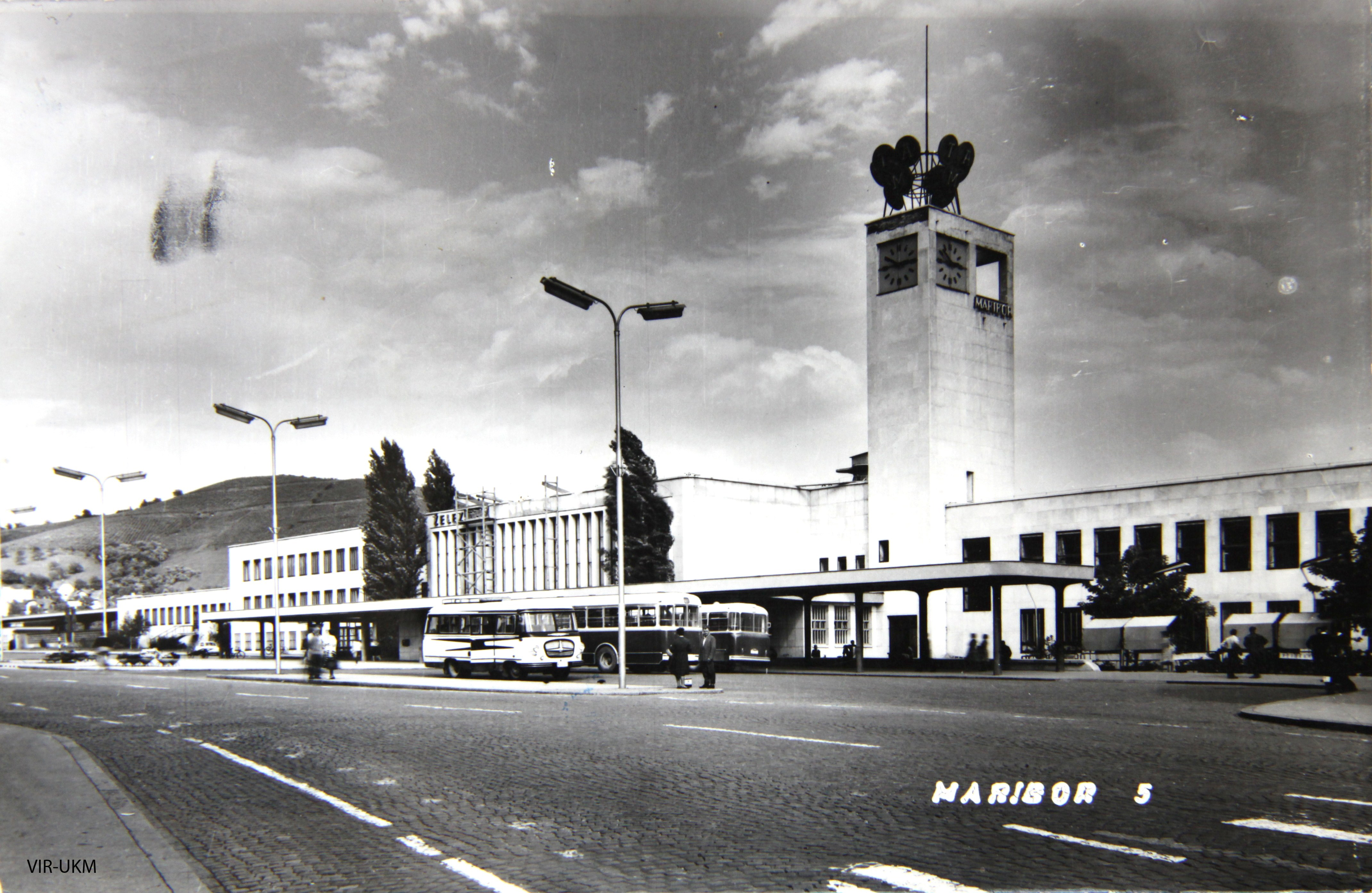 Železniška postaja Maribor 1966 VIR-UKM.jpg