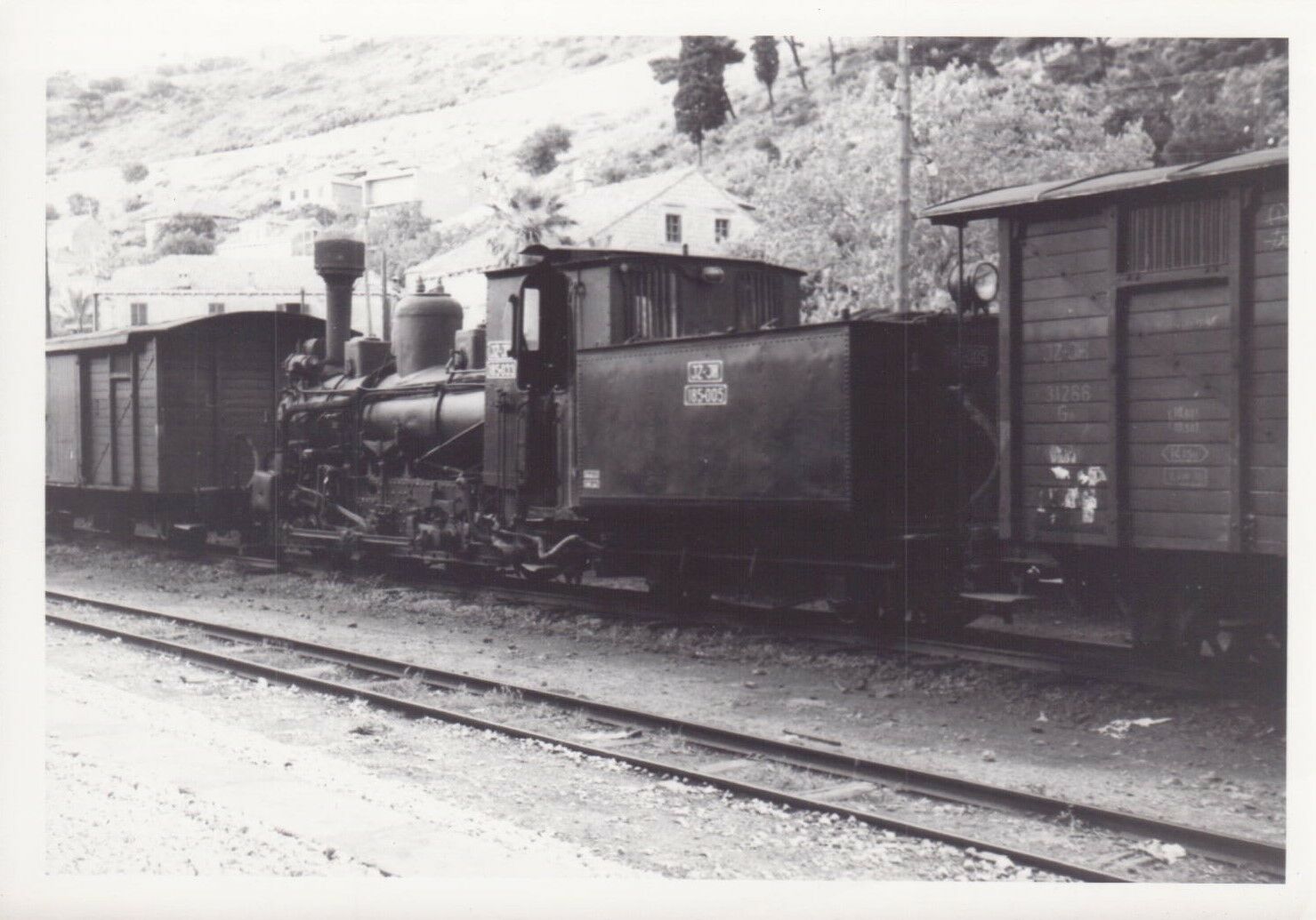s-l1600 DU 185-005 1960s original photograph - locomotive & box cars . france.jpg