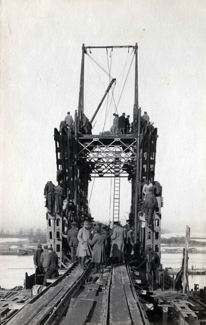Nemci i Austrougari obnavljaju most 1916. godine.jpg