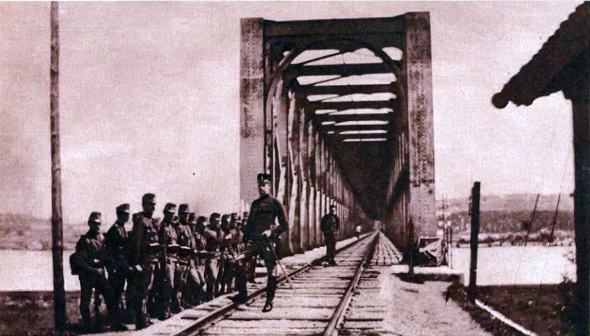Železnički most na Savi sa Zemunske strane pred početak rata 1914..jpg