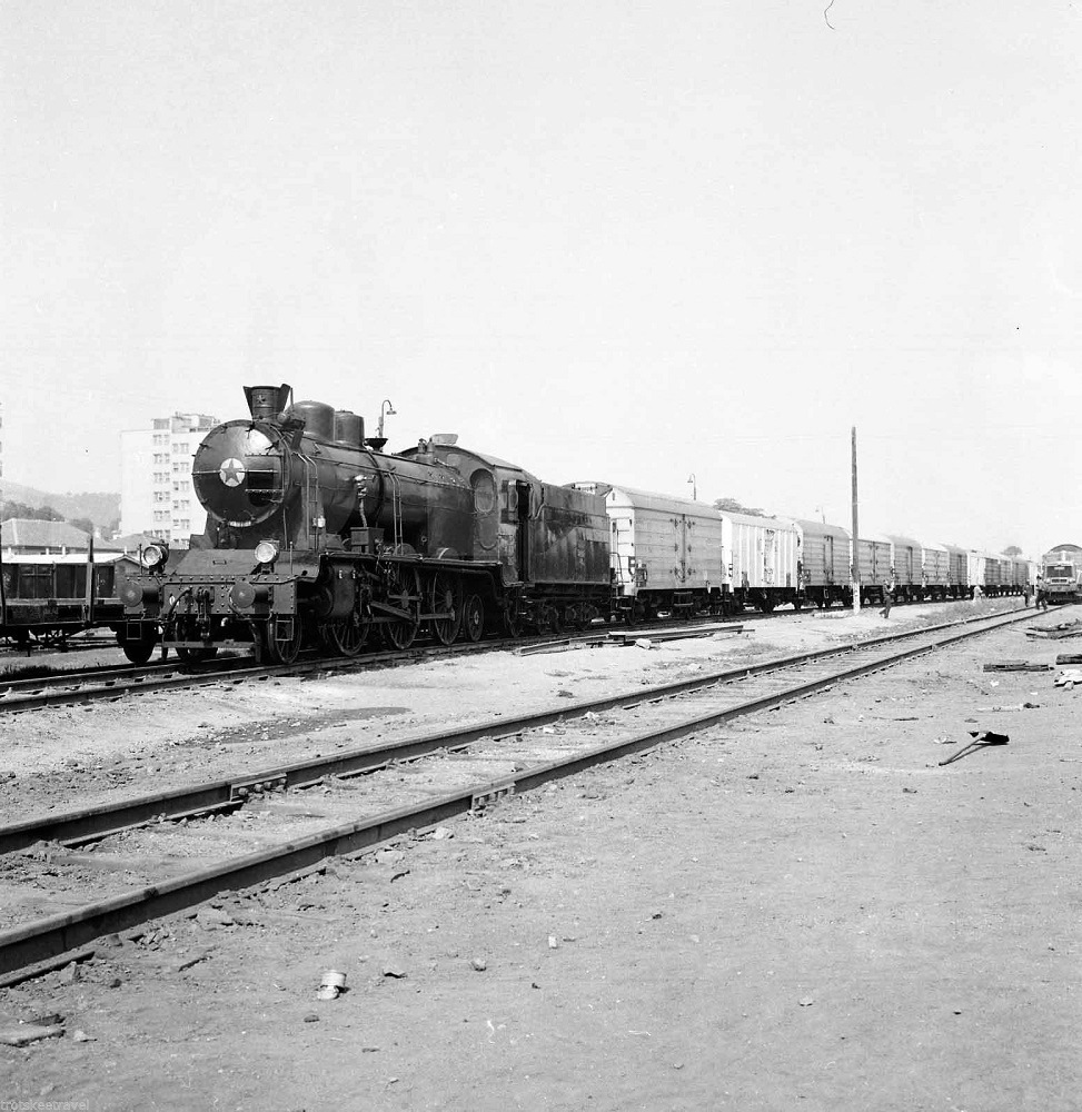 Teretni voz s lokomotivom JŽ 01-073 u stanici Skopje, 1966. godin.jpg