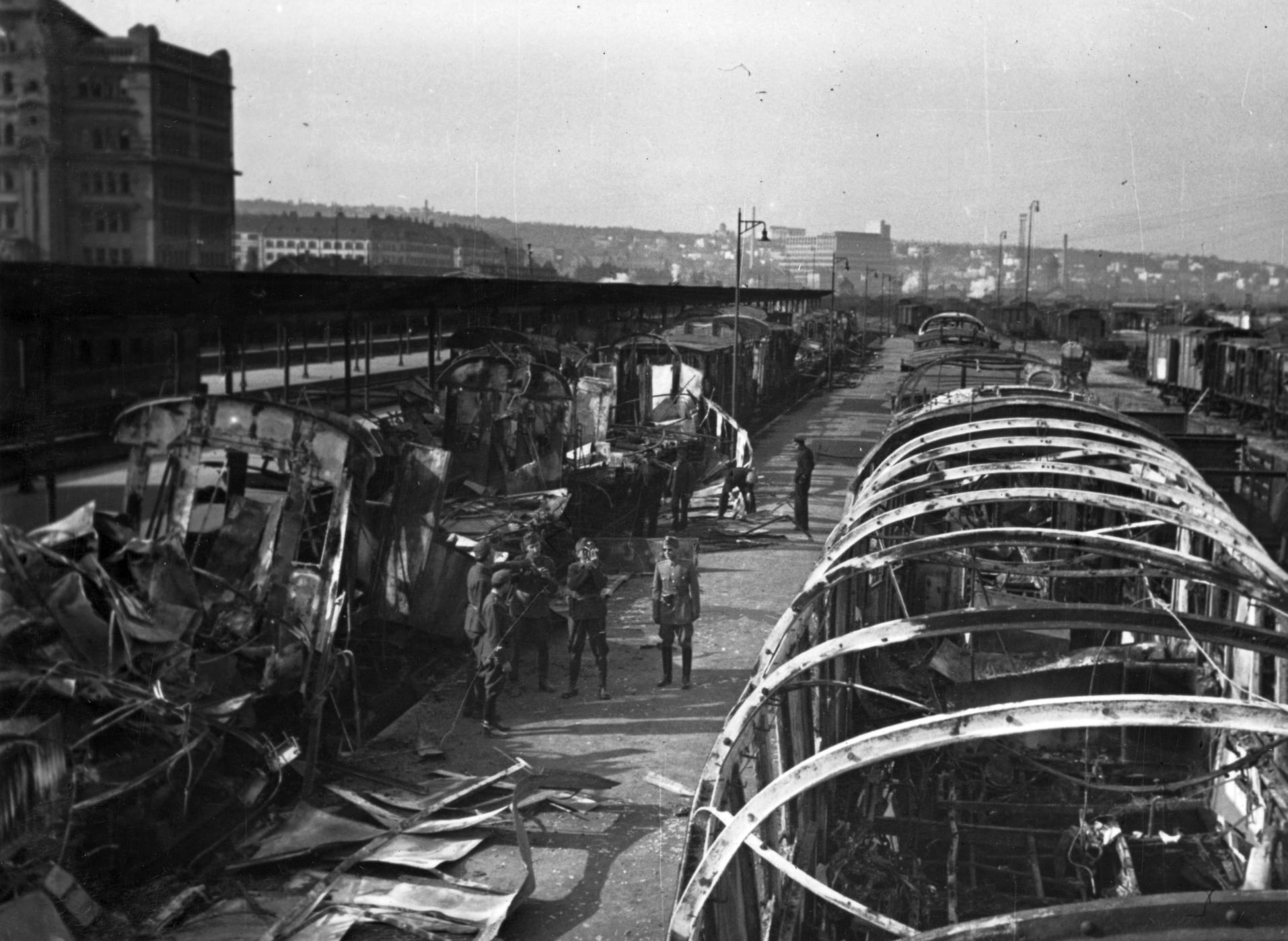 Beograd 1941 - posledice bombardovanja Glavne železničke stanice i pošte.jpg