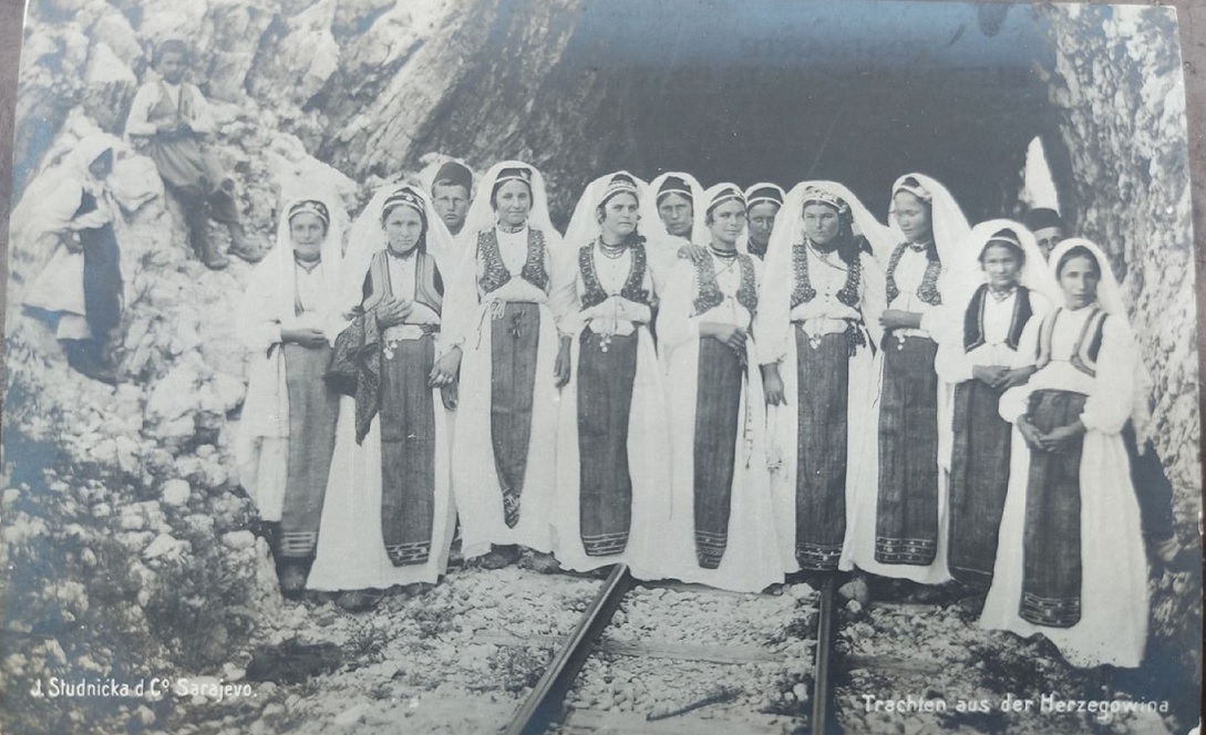 838_001 Bosna Bosnien trachten aus Herzegovina cca. 1900. Sarajevo tunnel train.jpg