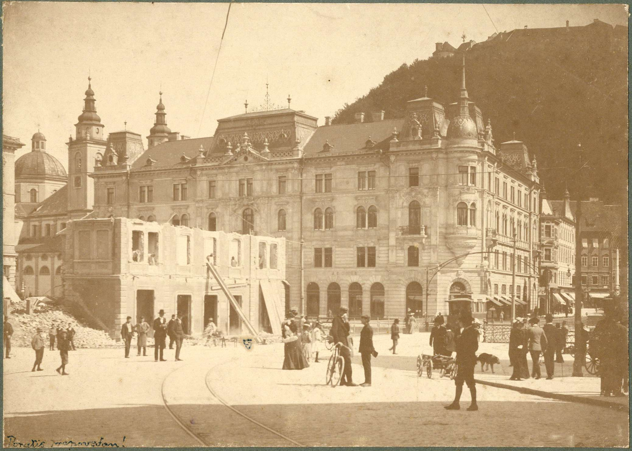 Podiranje_gostilne_Pri_Bučarju_na_Marijinem_trgu_v_Ljubljani_1905 (1).jpg
