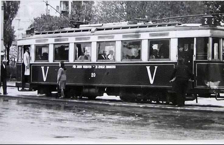 Tramvaj dvojka sa natpisom -Zabranjeno za Jevreje. u Beogradu 1942. godine, kada je Beograd proglašen gradom  oslobođenim od Jevreja Judenfrei.jpg