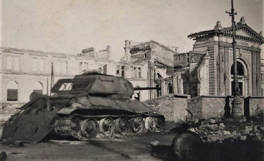 Železnička stanica Beograd posle bombardovanja u WW II.jpg