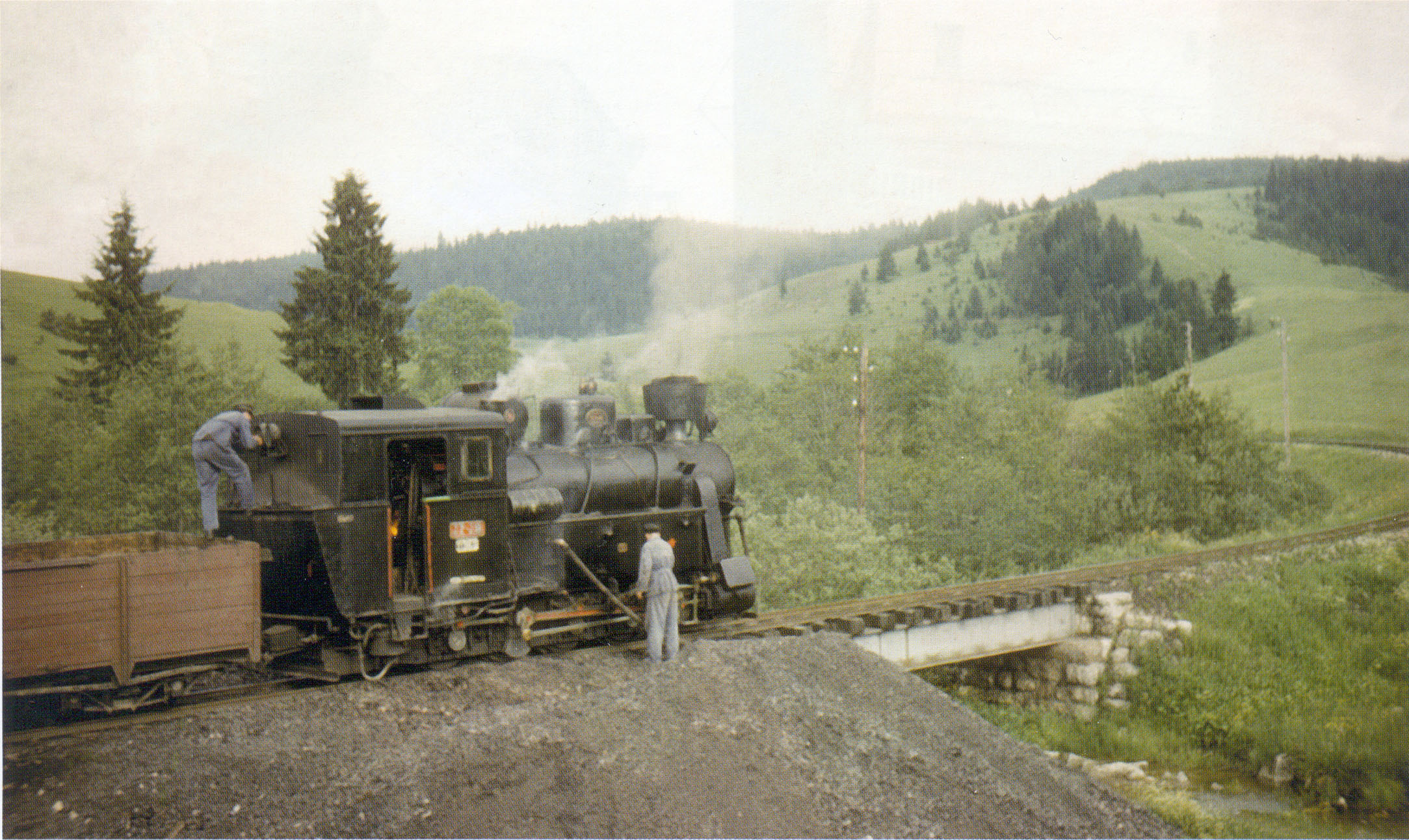 Izmedju Olova i Han Pijeska, uzima vodu avgust 1962. Foto Michael Schumann. Iz knjige.JPG