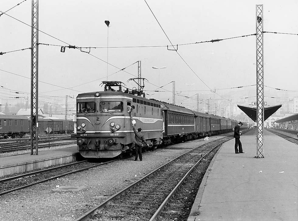 Lokomotiva serije 441 na čelu ORIJENT EKSPRESA oktobra 1977. godine u Beogradu..jpg