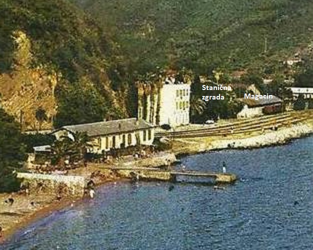 Na ovom delu slike iz 60-tih vidi se stanična zgrada zaklonjena drvećem i magacin.jpg