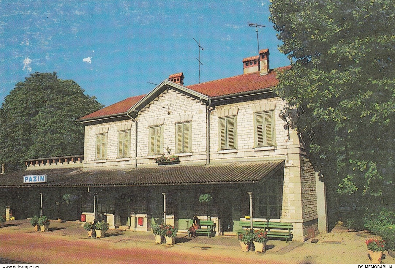 103_001 azin Istra - Railway station.jpg