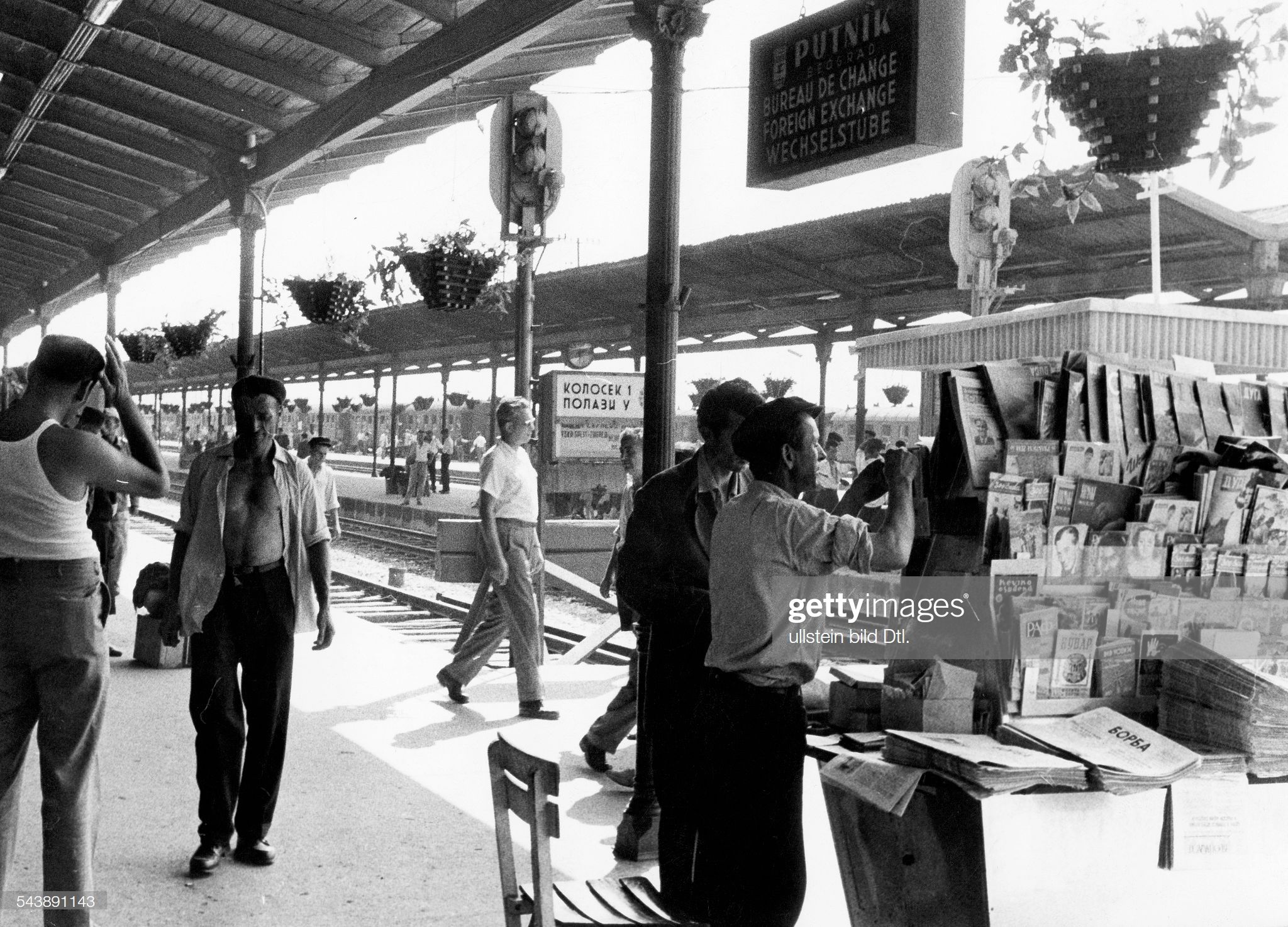 Atmosfera nekadašnje beogradske železničke stanice, prvi jun 1959..jpg