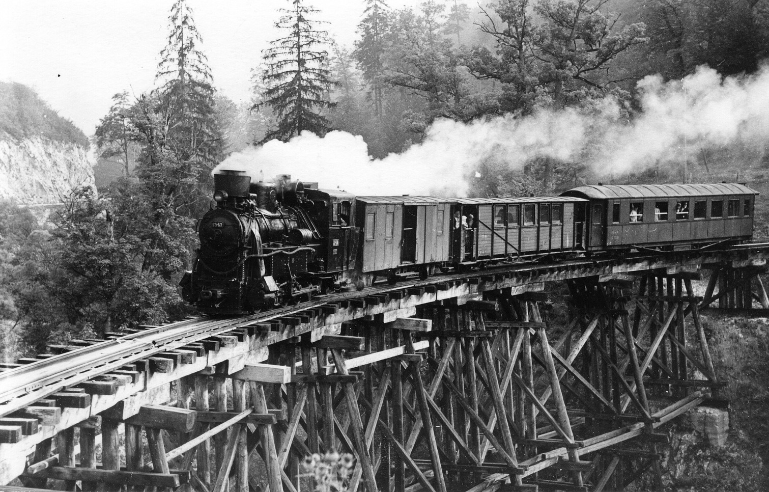 Austrijska lokomotiva “Bimba” koju je vozio Milijan na mostu u Bjelišu.jpg