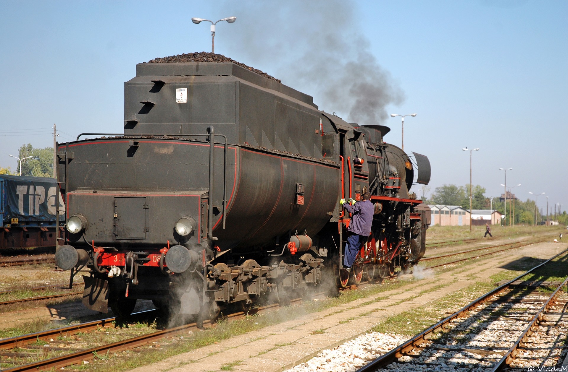 Parna lokomotiva 33-087, voz -Romantika-, 2007. manevriše u stanici Vršac..jpg