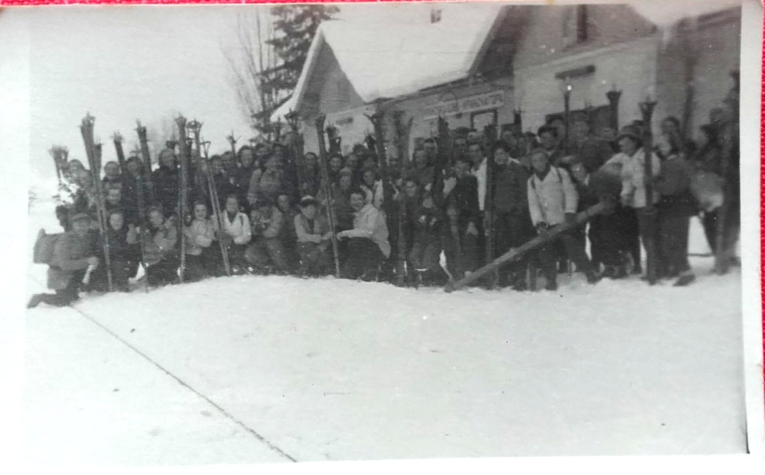 441_001 Kranjska Gora.Zelezniska postaja.Railway station.Smucarji.jpg