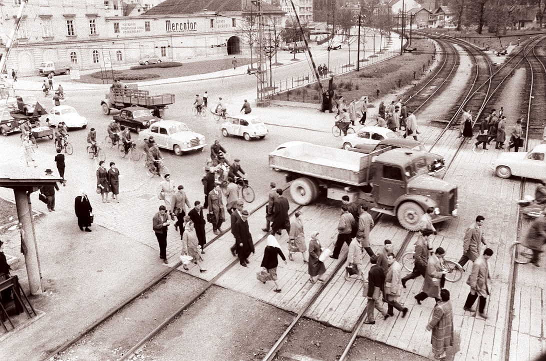 Железнички прелаз преко Титовог пута код Баварског двора 1960. године.jpg