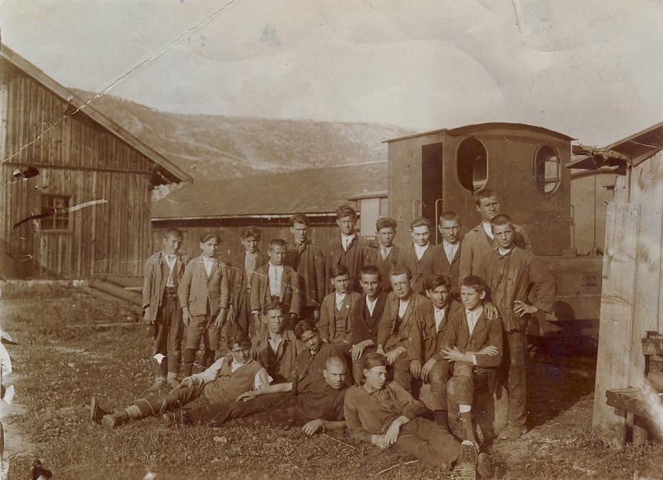 Polaznici Zanatske škole ŠIPAD-a u Železničkoj radionici u Drvaru, 1926. g..jpg
