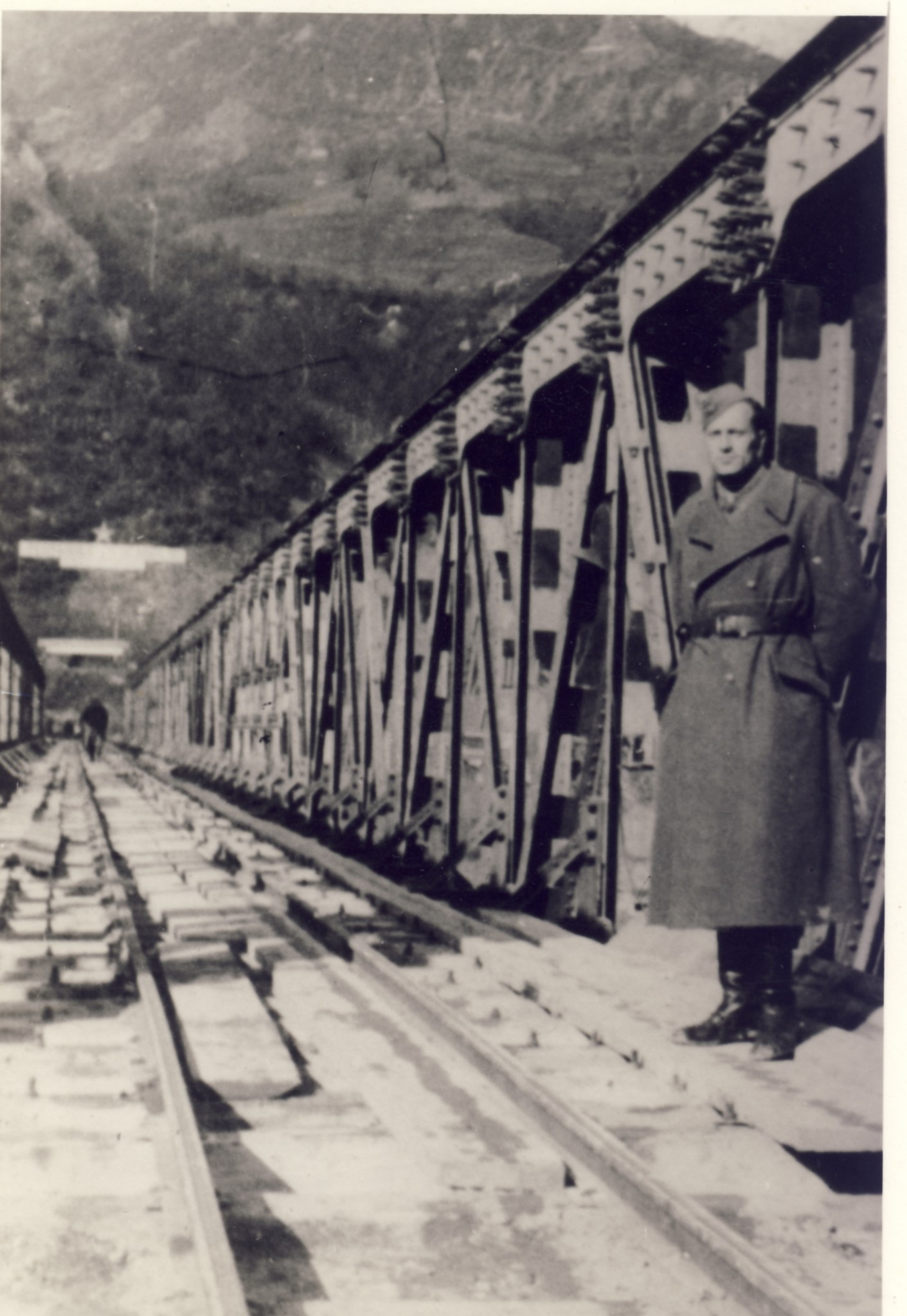 Železnički most preko Drine kod Medjedje, koji su obnnovili borci Druge železničke brigade, oktobra 1945..jpg