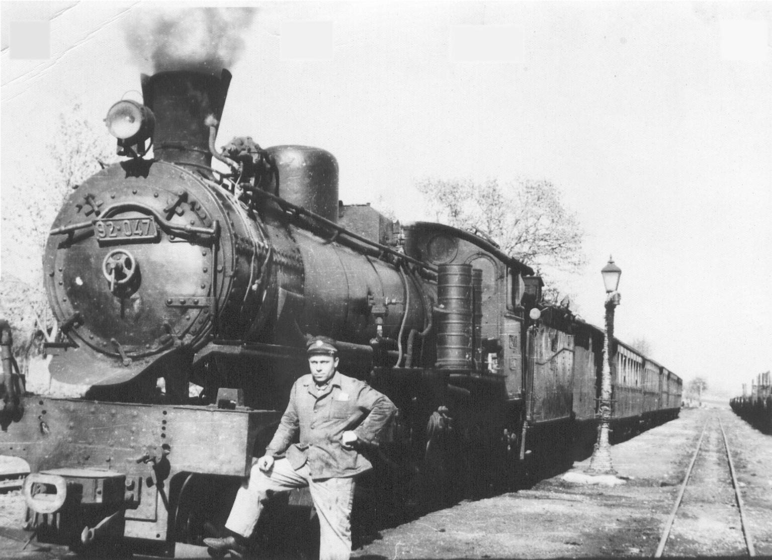 Mašinovodja Jova Pavlović, grljanac, pored lokomotive u stanici Metovnica.jpg