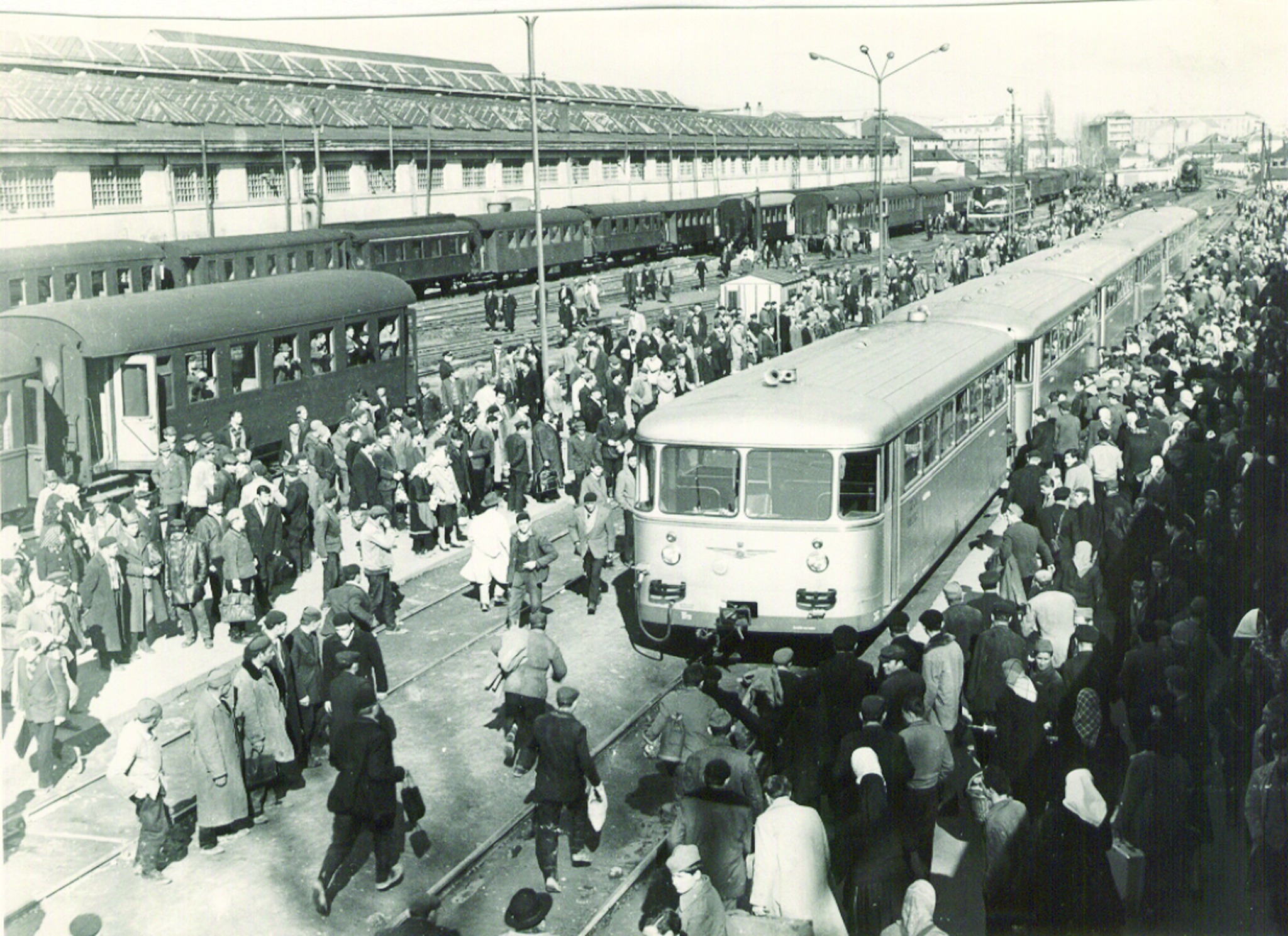 Na kolosecima železničke stanice Niš, 1970. g.jpg
