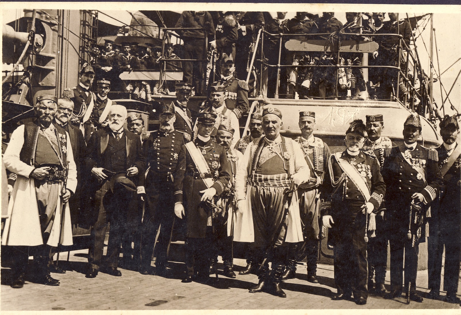 Kralj Nikola Petrović sa zvaničnicima i vlasnicima Brarskog društva prilikom otvaranja pruge Bar-Virpazar, 1908.g..jpg